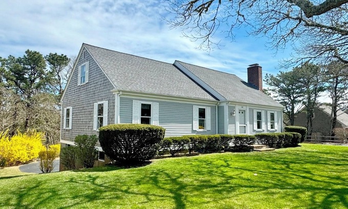South Chatham House | Beautiful Chatham, Sun Sand & Surf. 8/10 mile to beaches ,pet friendly home