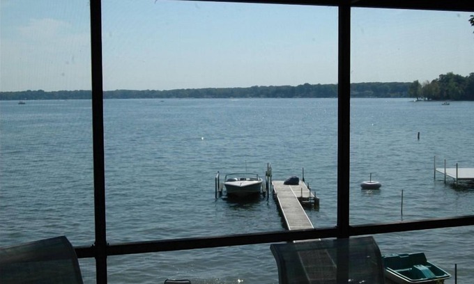 Clear Lake Cottage | Beautiful Clear Lake Indiana Contemporary Lakefront Retreat
