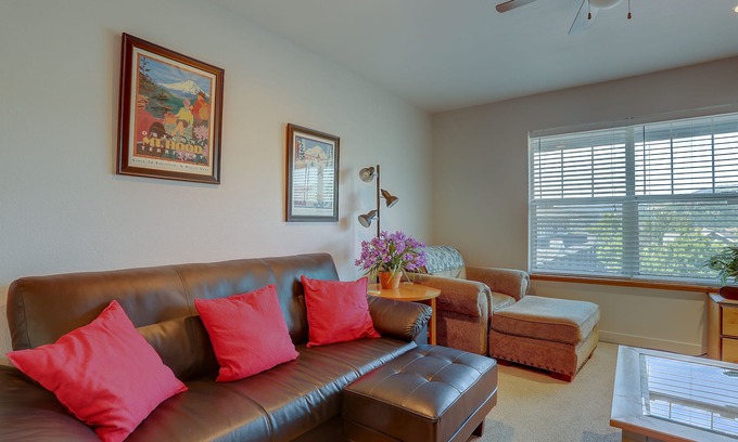 Hood River Condo | Beautiful Condo, River Views, Steps to Downtown, Heart of Hood River