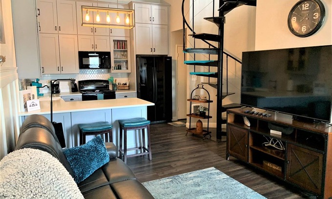 Show Low Condo | Beautiful Condo Upstairs 2BD/2BA - Travel Nurses by Hospital - W/D in unit!