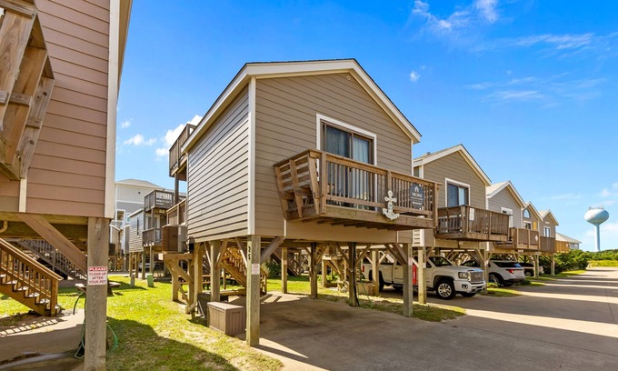 Hatteras Condo | Beautiful Condo w/Central AC, Ocean View, Shared Pool, & Free WiFi