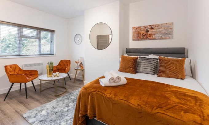 Brent Cross Apartment | Beautiful-Cosy-King sized bed Flat 3 min walk to Tube Station