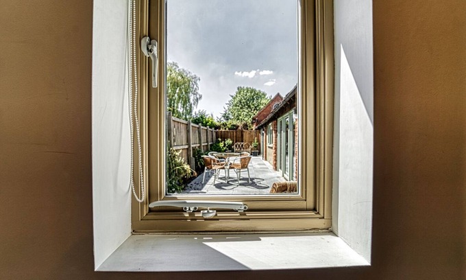 Broughton Hackett Cottage | Beautiful Cottage with Parking