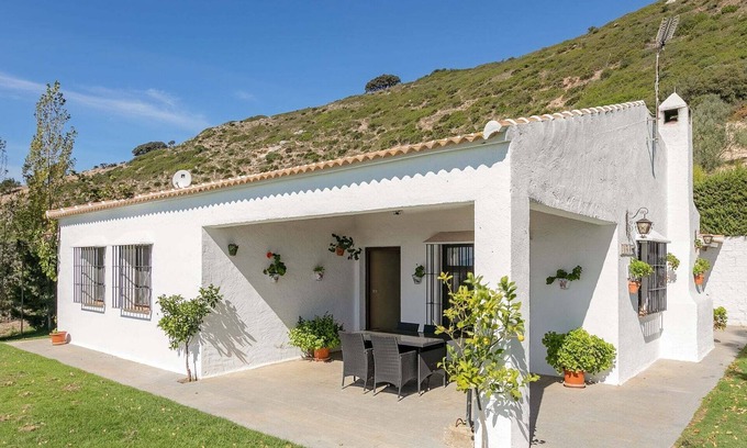 La Joya Cottage | Beautiful Cottage in La Joya with Private Swimming Pool