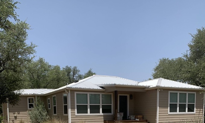 Spicewood Cottage | Beautiful Cottage in the Hill Country- 2 mins from Lake Travis