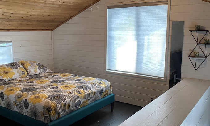 Syracuse House | Beautiful cozy cottage 1 block from the lake and Oakwood hotel.
