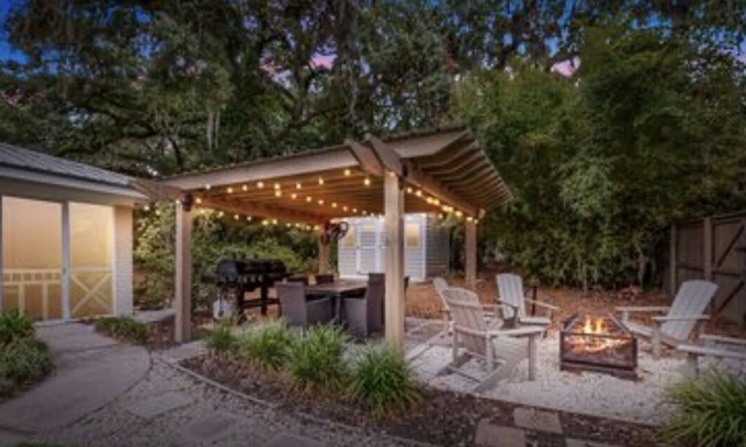 Saint Simons Heights House | Beautiful Designer Home - Close to beach - Walkable to Redfern shopping & dining