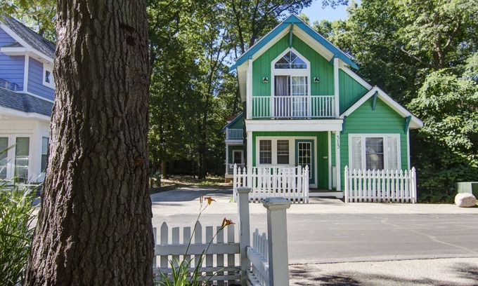 Michigan City House | Beautiful Family Cottage in Beachwalk-Grill-AC-Free Wifi-Kids Haven.