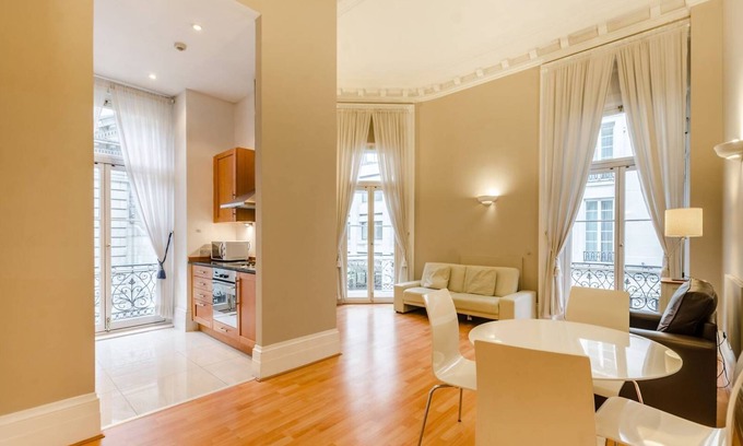 London City Centre Apartment | Beautiful flat on Trafalgar Square, Balcony overlooking the Pall Mall