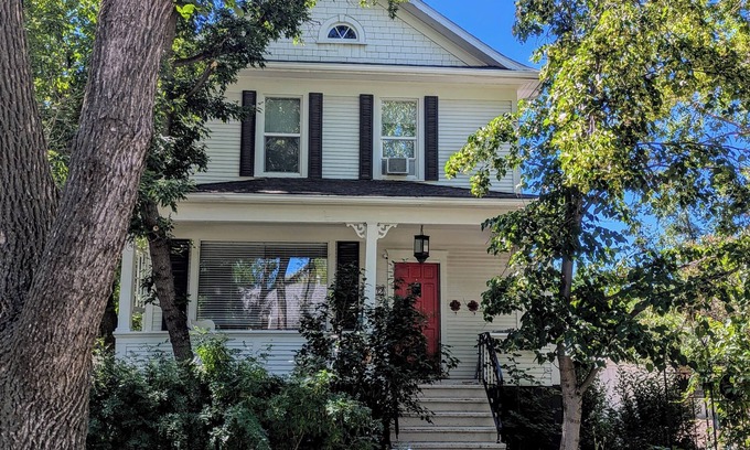 South Lethbridge House | Beautiful Folk Victorian home in the heart of Lethbridge.
