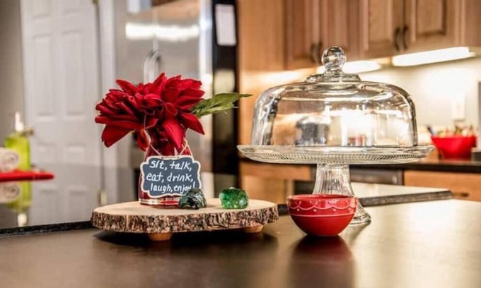 South Side Flats House | Beautiful High-End 4 Bed 3 Bath House, Sleeps 15!