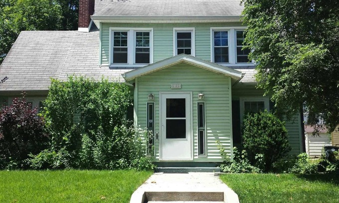 Harters Heights House | Beautiful Historic Home, Walk to Campus and Eddy Street.