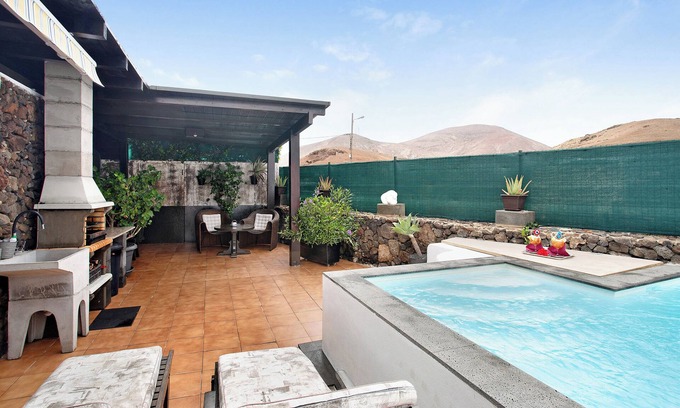 Tinajo House | Beautiful Holiday Home “Casa Lancelot” with Sea View, Mountain View, Wi-Fi