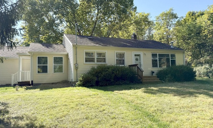 Bath House | Beautiful Home Close to MSU and Downtown in a Safe Country Setting