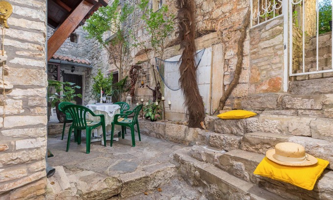 Bale House | Beautiful home in Bale with kitchen