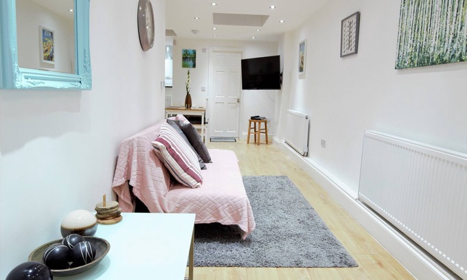 Peninsula House | BEAUTIFUL HOMELY 2 BEDROOM APARTMENT IN THE HEART OF GREENWICH