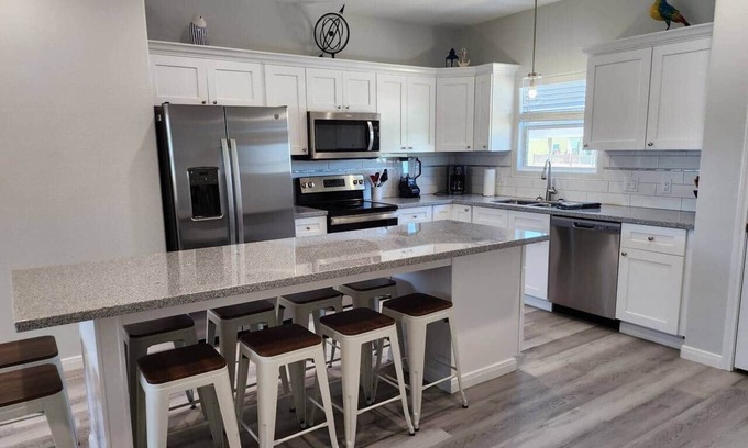 Crystal Beach House | Beautiful house, Sleeps 14! Pet&kid friendly!