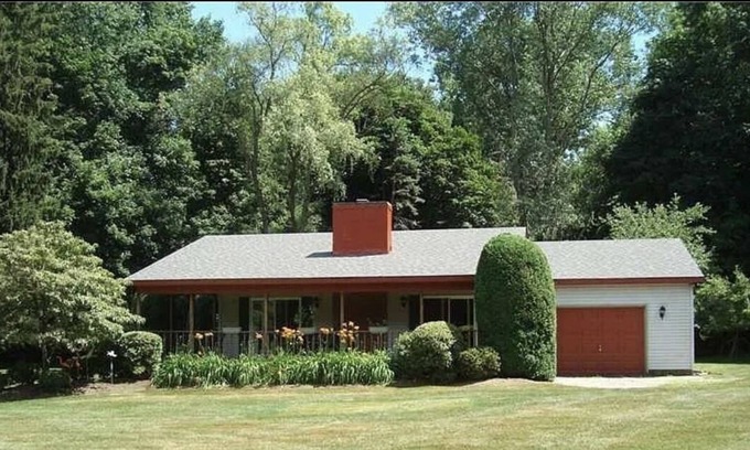 Fairview House | BEAUTIFUL HOUSE NEAR LAKE BEACH