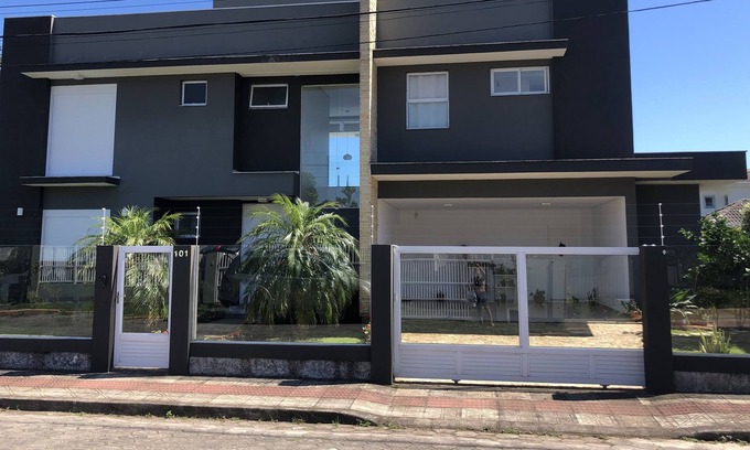 Barra da Lagoa House | Beautiful house with pool and 4 suites in a condominium