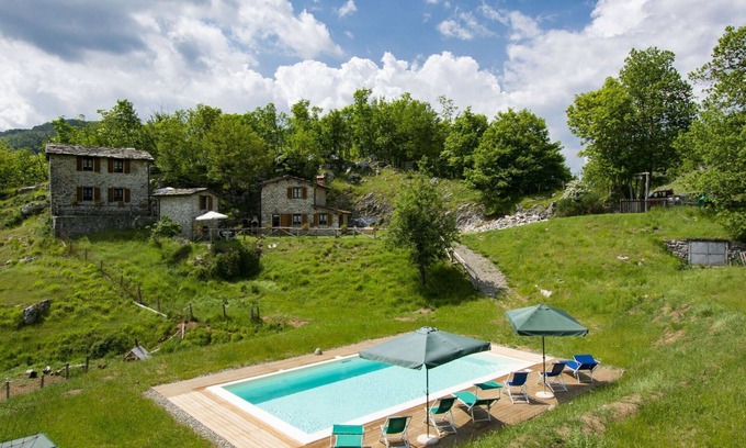 Fabbriche di Vallico Villa | Beautiful apartment in villa for 6 people with WIFI, pool, TV, patio and pets allowed