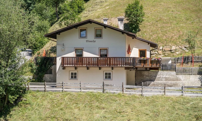 San Leonardo in Passiria House | Beautiful Holiday Home “Ferienhaus in der Blaiche” with Mountain View, Wi-Fi, Balcony, Garden.