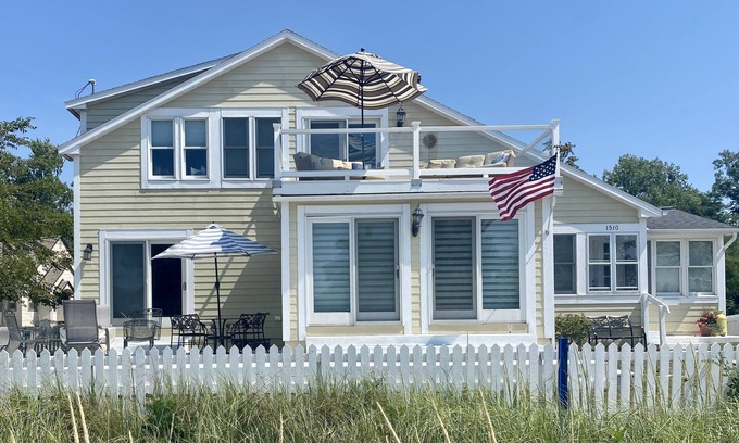 Bluffton House | BEAUTIFUL LAKE MICHIGAN BEACH HOUSE just a 5-minute walk to the water’s edge!