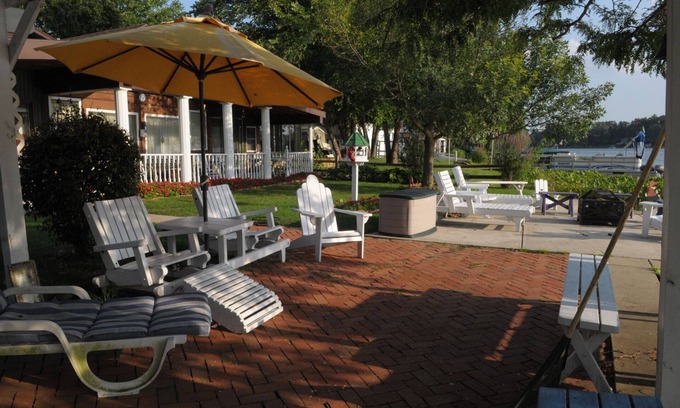 South Bend House | Beautiful Lake Retreat