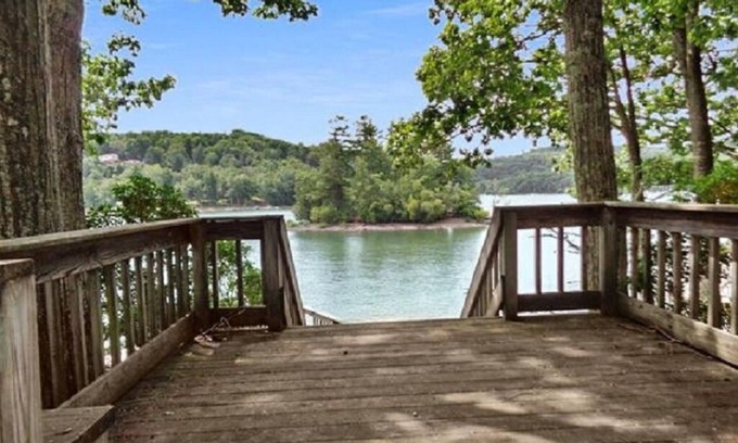 Lakeville House | Beautiful Lakefront Chalet on Lake Wallenpaupack