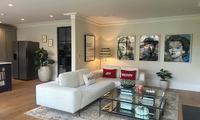 Barnes House | Beautiful large house with private parking and stunning garden