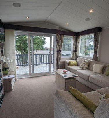 New Forest District Resort | BEAUTIFUL LODGE on SHOREFIELD Country Park on edge of New Forest ENTERTAINMENT AND LEISURE PASSES INCLUDED