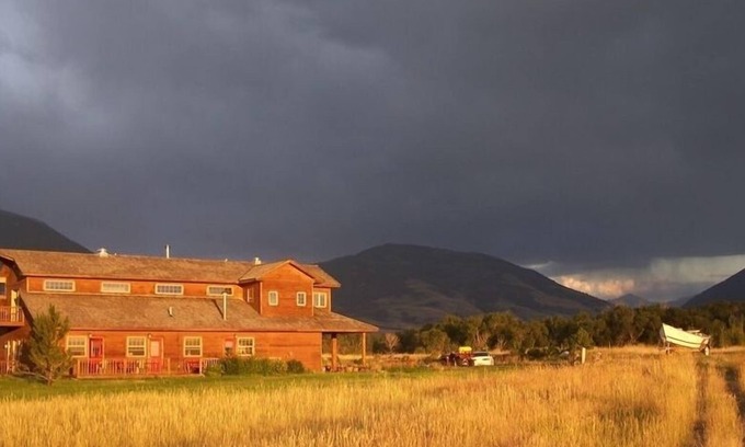 Livingston Cabin | Beautiful Lodge on the Yellowstone River!
