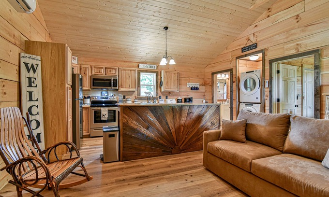 Hendersonville Cabin | Beautiful Log Cabin on Horse Farm The Holy Cow