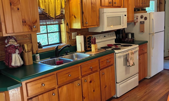 Todd Cabin | BEAUTIFUL LOG CABIN NEAR NEW RIVER HIKING STARGAZING WIFI NICE COUPLES RETREAT