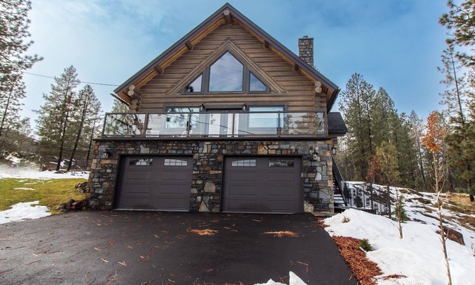 Medical Lake House | beautiful log home that is located on silver lake.