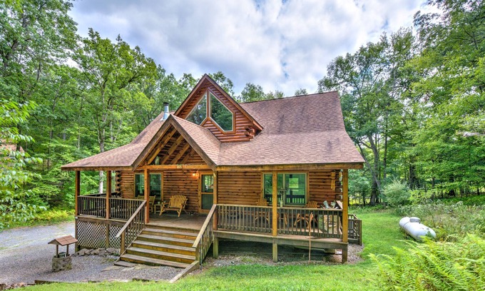 Sky Valley House | Beautiful log home w/ firepit, air hockey & community beach on the lake!