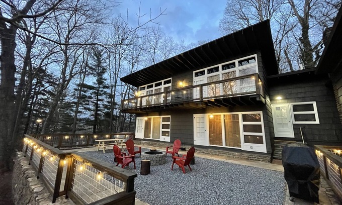 Waynesville House | Beautiful Mid-Century Modern Home in Downtown Waynesville