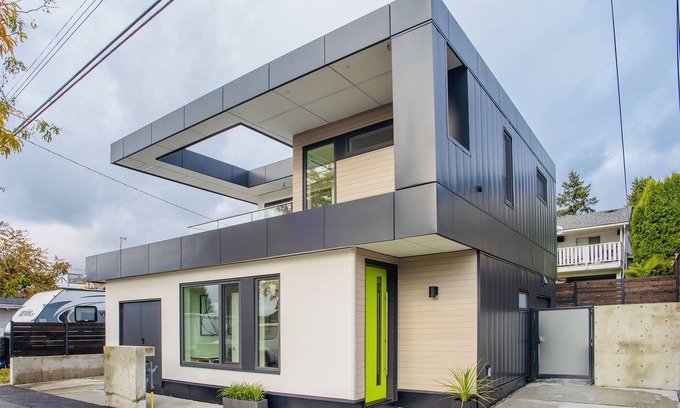 Lower Lonsdale House | Beautiful Modern Award Winning Guest Home- N.Van