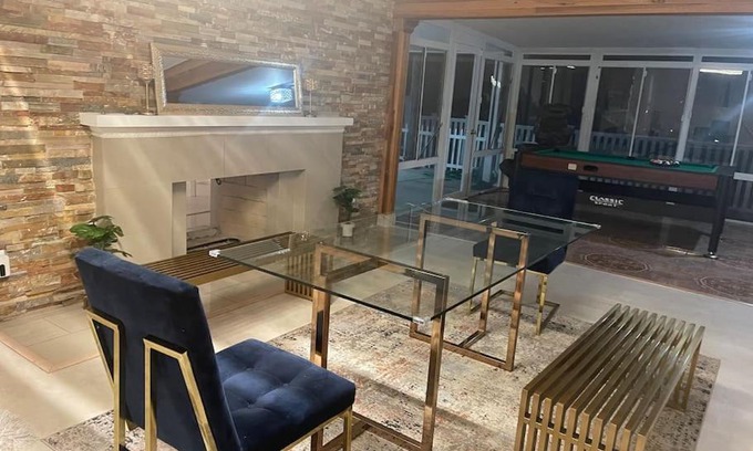 Woodland Hills Villa | Beautiful modern house 4 bedroom 3 bathroom house