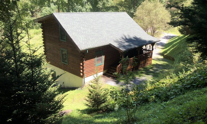 Burnsville Cabin | Beautiful Moody Log Cabin/Mountain Chalet in Blue Ridge Mountains & Hot Tub