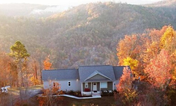 Hot Springs Cabin | Beautiful Mountaintop Views! 16 Private Acre Home