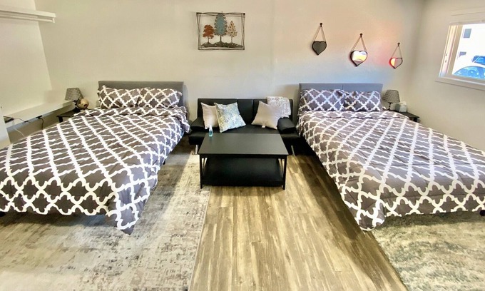 Logan Apartment | Beautiful Newly Renovated Apartment Sleeps 6 LC1