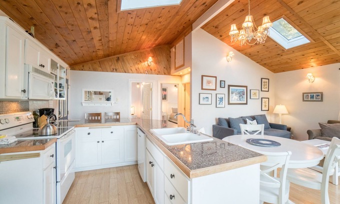 Beverly Beach Cottage | Beautiful Ocean View Cottage at Beverly Beach