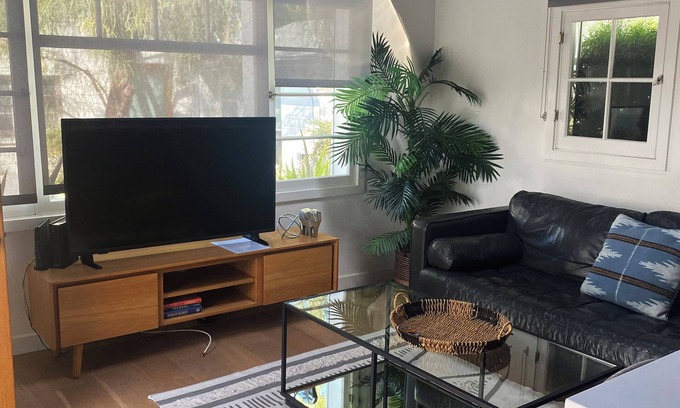 Venice House | Beautiful One-Bedroom Bungalow in Venice