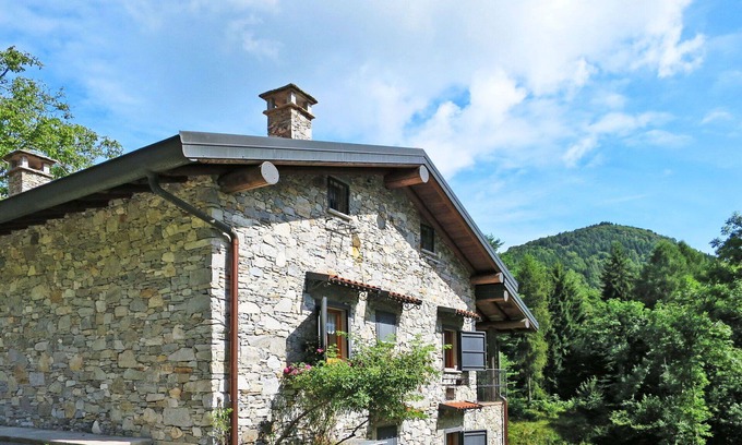 Porto Valtravaglia House | Beautiful private villa for 6 guests with TV, patio and pets allowed