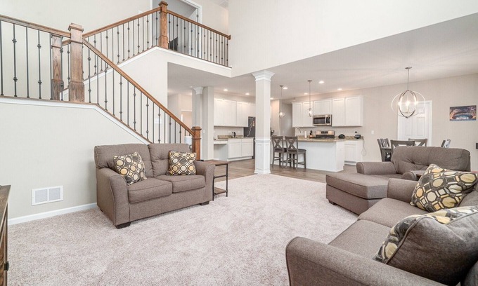 Fox Valley House | Beautiful Peaceful 3 Bedroom Home in Plainfield