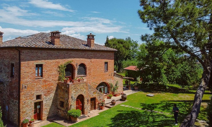 Torrita di Siena Villa | Beautiful private villa for 11 guests with WIFI, private pool and TV, close to Montepulciano