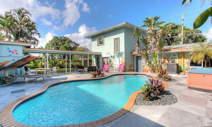 Parkside House | Beautiful Private Oasis 7 Bedrooms 5 Bathrooms with Pool. fully private