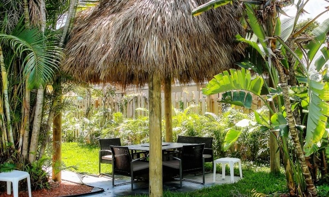 Parkside House | BEAUTIFUL PRIVATE RESORT .7 BEDROOMS 5 BATHS .POOL HOME. FULLY PRIVATE.