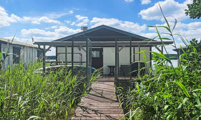 Lindow House | Beautiful private villa for 3 guests with TV and terrace