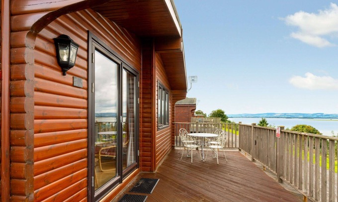 Kinross House | Beautiful private villa for 6 people with WIFI, TV, balcony, pets allowed and parking